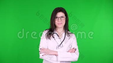 年轻快乐的女医生，戴眼镜的外科医生，穿着白色的医疗制服和听诊器的画像